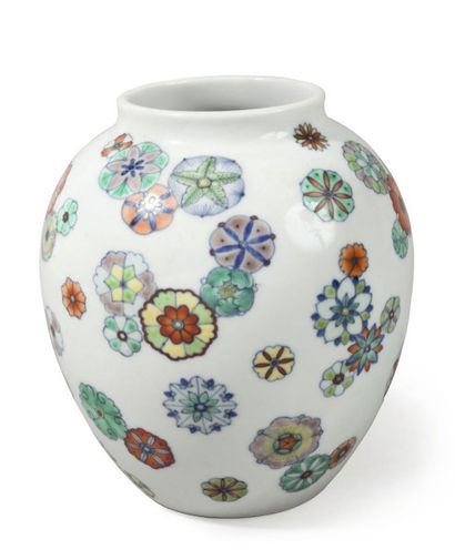 null Vase pansu en porcelaine à décor émaillé polychrome de fleurs. 
Chine, vers...