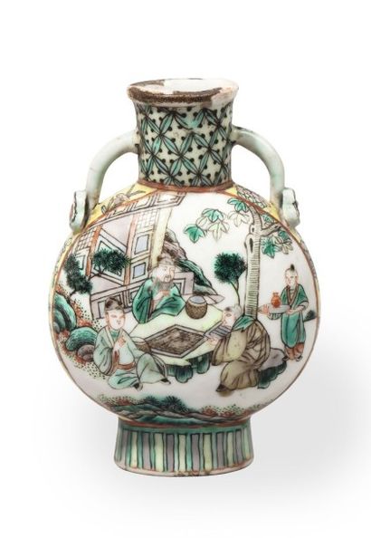 null Petit vase de forme gourde en porcelaine et émaux style famille verte à décor...