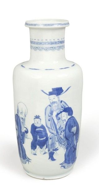 null Vase rouleau en porcelaine, à décor bleu sous couverte d’un dignitaire du Tao...