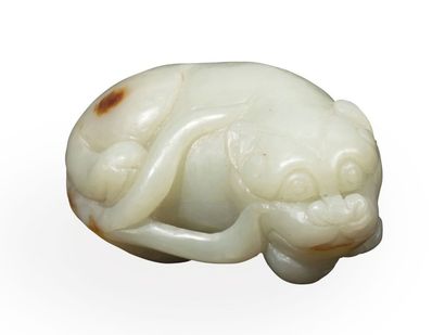 null Sujet en jade celadon veiné de rouille représentant un chat allongé. 
Chine,...