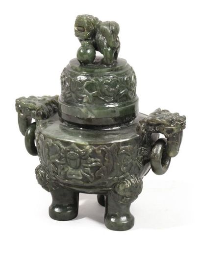 null Vase tripode couvert en jade vert épinard, à décor de lotus. Les trois pieds...
