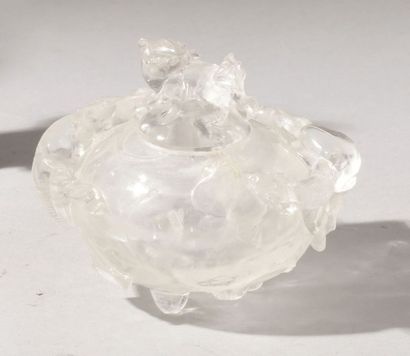 null Petit vase couvert en cristal de roche en forme de pêche de longévité surmontée...