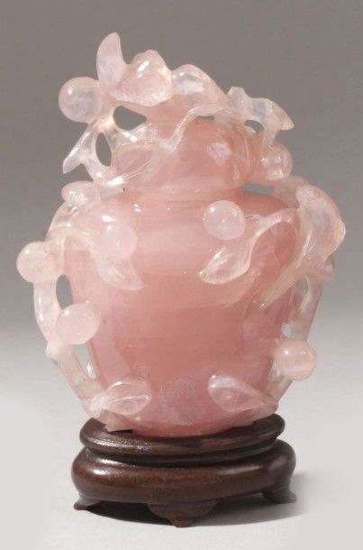 null Petit vase couvert en quartz rose à décor d’oiseaux et arbres fruitiers en fleurs....