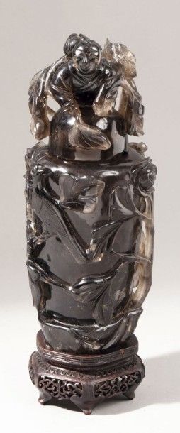 null Vase couvert en quartz fumé, à décor d’un oiseau fohang et d’un faisan branchés...