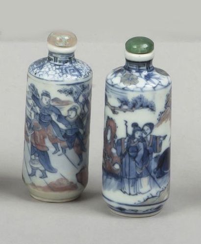  Deux flacons tabatières de forme bouteille en porcelaine bleu, blanc et rouge de...