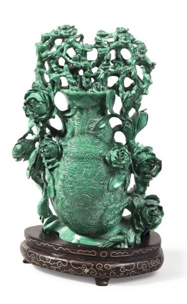 null Sujet en malachite représentant un vase contenant des fleurs de pivoines. 
Chine,...
