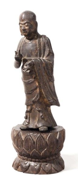 null Sujet en bronze anciennement laqué or représentant un moine drapé debout. 
Chine,...