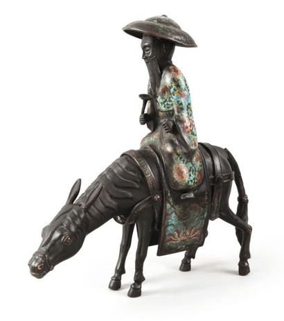 null Statuette en bronze et émaux cloisonnés polychromes, représentant Toba sur sa...