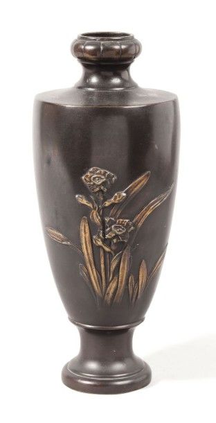 null Vase de forme amphore sur piédouche en bronze de patine médaille et brune, à...