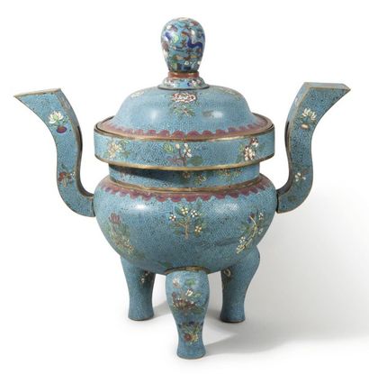null Vase tripode couvert en bronze et émaux cloisonnés polychromes sur fond bleu,...