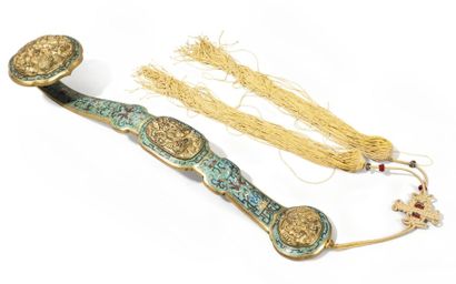 null Sceptre ruyi en bronze et émaux cloisonnés polychromes à décor de lotus. Il...