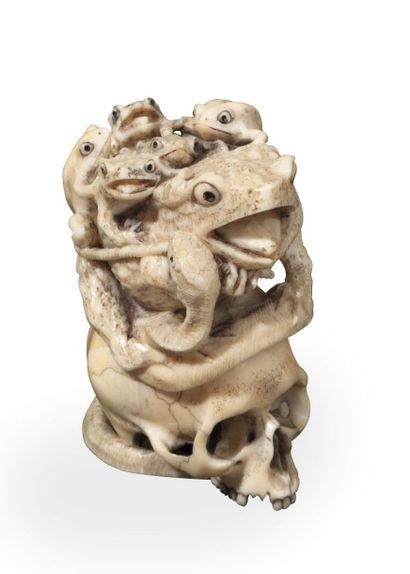null Okimono ou memento mori en ivoire représentant un crâne entouré d’un serpent...