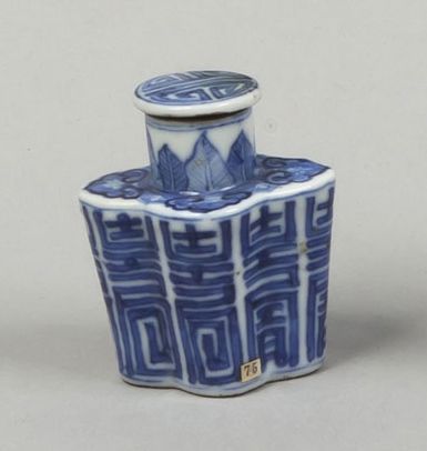 null Flacon tabatière de forme quadrilobée en porcelaine bleu blanc à décor de caractères...