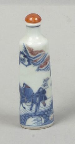 null Flacon tabatière de forme maillet en porcelaine bleu, blanc et rouge de cuivre...