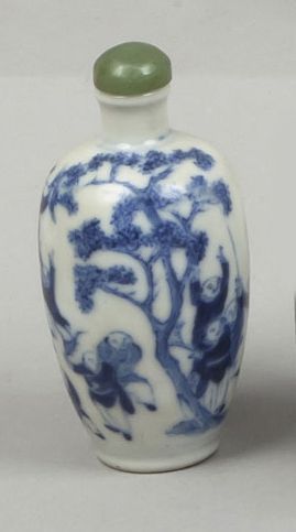 null Flacon tabatière de forme ovale élancée en porcelaine bleu blanc à décor des...