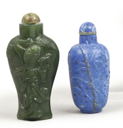 null Deux flacons de tabatière en lapis-lazuli et en jade néphrite vert, à décor...