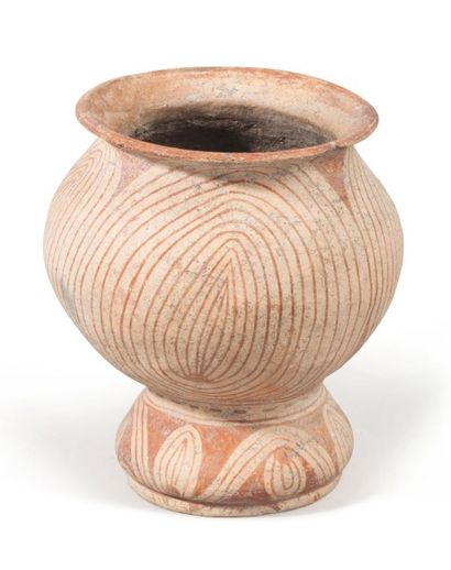 null Vase pansu reposant sur un pied légèrement galbé en terre cuite et pigments...