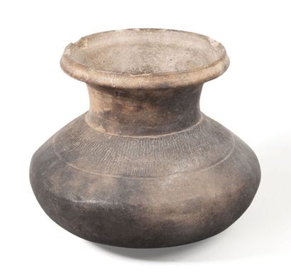 null Vase pansu à bord évasé en terre cuite de couleur brune. Ban Chang. Siam, période...