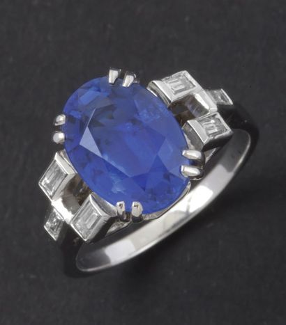 null Bague en or gris ajouré ornée d'un saphir ovale épaulé de quatre diamants baguette.	

Poids...