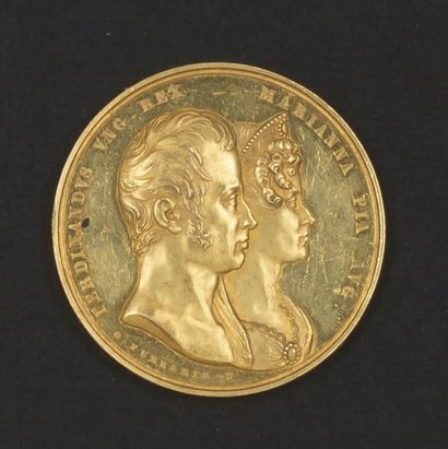 null Médaille en or jaune représentant Ferdinand V et Mariana.
P. 55,3 g.
