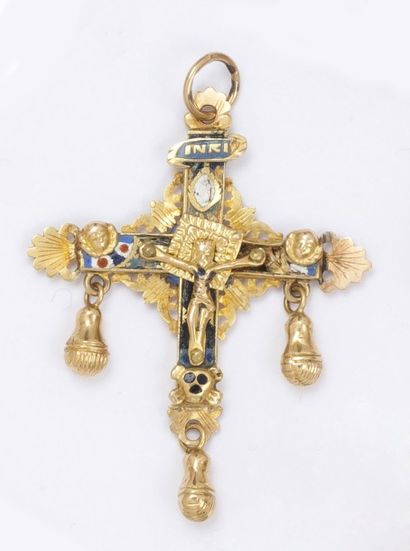 null Pendentif «croix de Savoie» en or jaune émaillé polychrome orné de trois breloques....