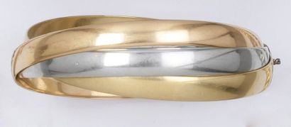 Bracelet trois anneaux en or de trois couleurs.
P. 62...