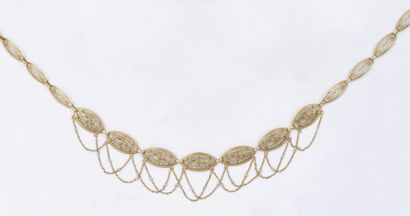 null Collier draperie en or jaune filigrané orné de perles fines
Vers 1900.
P. 14...
