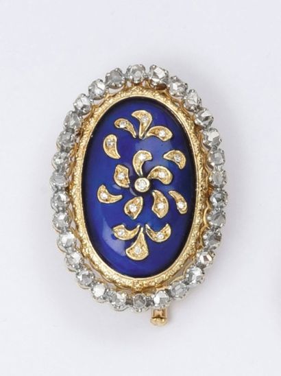 null Broche ovale en or jaune émaillé bleu à décor de fleurs serties de diamants...