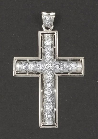 null Pendentif «croix» en or gris orné de diamants taillés en brillant.
P. 6,9 g...
