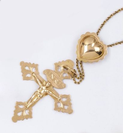 null Chaîne et pendentif «croix Jeannette» en or jaune ciselé surmonté d'un coulant...