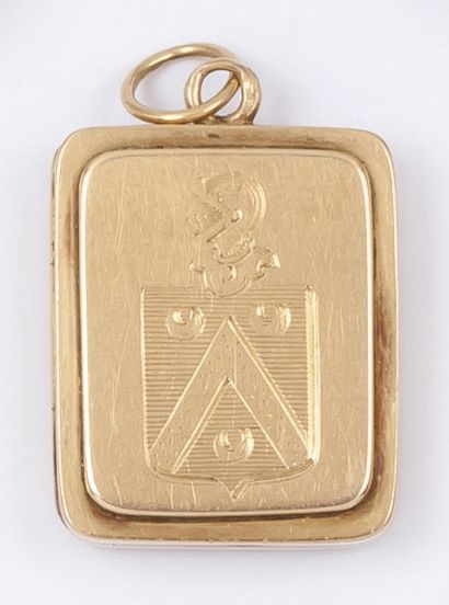 null Pendentif porte-souvenir ouvrant en or jaune gravé d'un blason. XIXe Siècle.
P. 9...