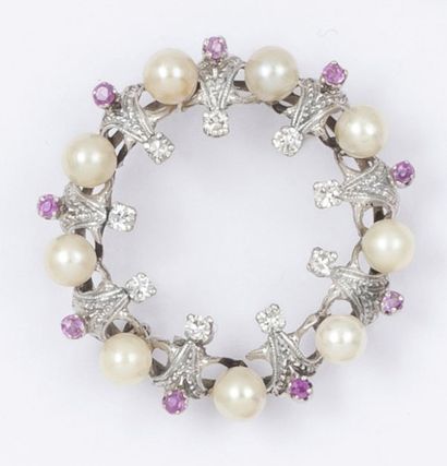 null Broche «couronne» en or gris ornée de diamants, perles de culture et rubis.
P. 8...