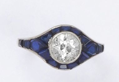 null Bague en or gris ornée d'un diamant taillé en brillant dans un entourage de...