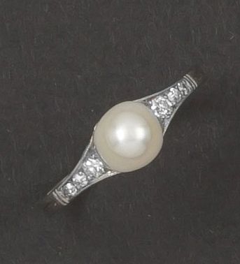 null Bague en platine ornée d'une perle bouton épaulée de diamants taillés en brillant
Début...