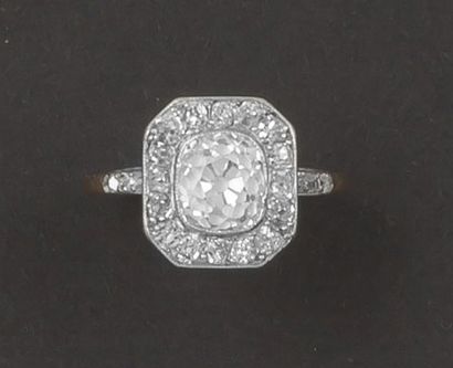 null Bague en platine et or jaune ornée d'un diamant coussin entouré de diamants...