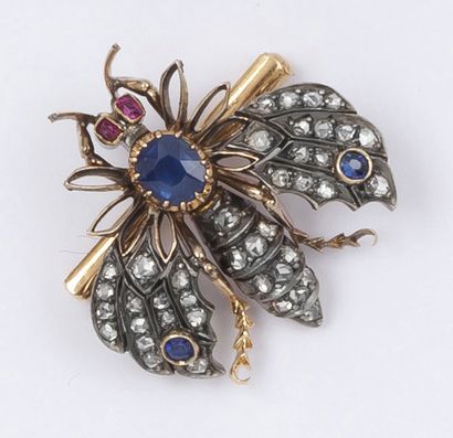 null Broche «Abeille» en or jaune et argent ornée de saphirs, diamants taillés en...