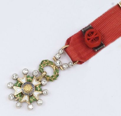 null «Légion d'Honneur» en or jaune émaillé sertie de diamants.
P brut: 6,1 g.