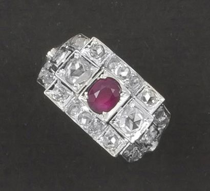 null Bague en or gris ornée d'un rubis ovale bordé de diamants taillés en rose dont...