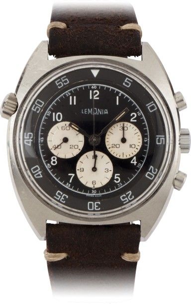 LEMANIA N°9658 vers 1970
Chronographe bracelet en acier
Boîtier tonneau.
Cadran noir...