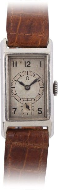 OMEGA T17 vers 1930
Montre bracelet rectangle en acier.
Cadran argent, petite trotteuse...