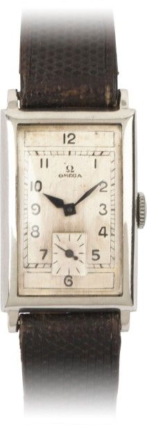 OMEGA VERS 1930 Belle montre bracelet en acier
Boîtier rectangle curvex.
Cadran argent...
