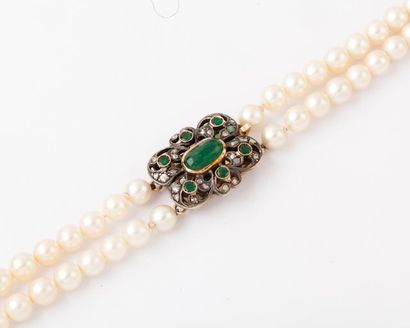 null Collier de deux rangs de perles de culture japonaises Akoia, le fermoir en or...