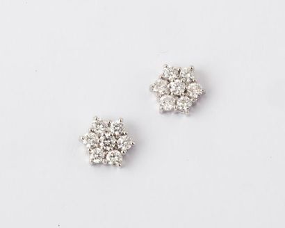 null Paire de boutons d’oreilles «fleur» en or gris ornés de diamants taillés en...