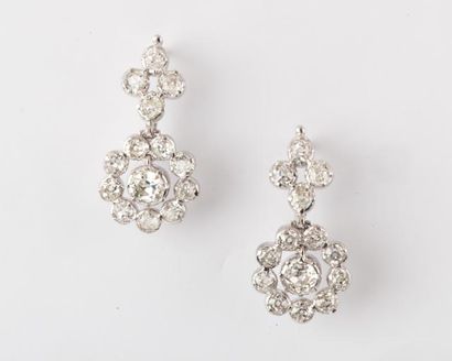 null Paire de pendants d’oreilles «Fleurs» en or gris ornés de diamants taillés en...