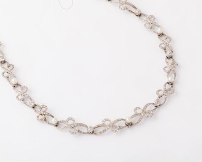 null Collier en platine et or gris à motifs de volutes orné de diamants taillés en...