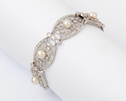 null Bracelet en or gris orné de motifs ovales ajourés à décor floral serti de diamants...
