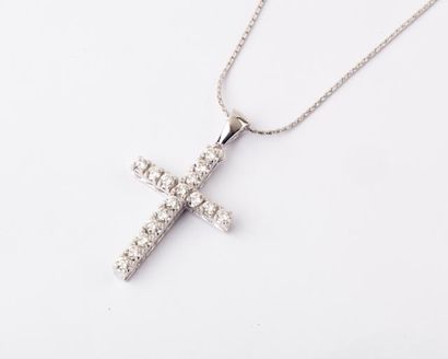 null Chaîne et pendentif «croix « en or gris serti de diamants taillés en brillant....