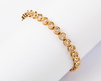 null Bracelet ligne en or jaune orné de trente diamants taillés en brillant. Poids...