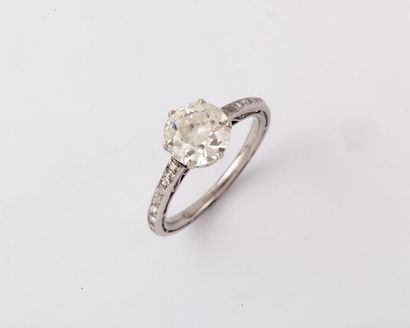 null Bague en or gris ornée d’un diamant de taille ancienne. L’anneau entièrement...