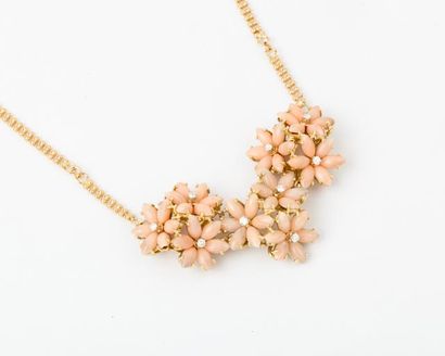 null Collier en or jaune orné en son centre d’un motif floral serti de corail rose...